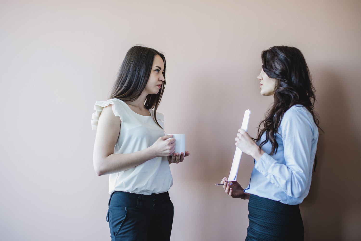 two-women-chatting-about-project-management-career