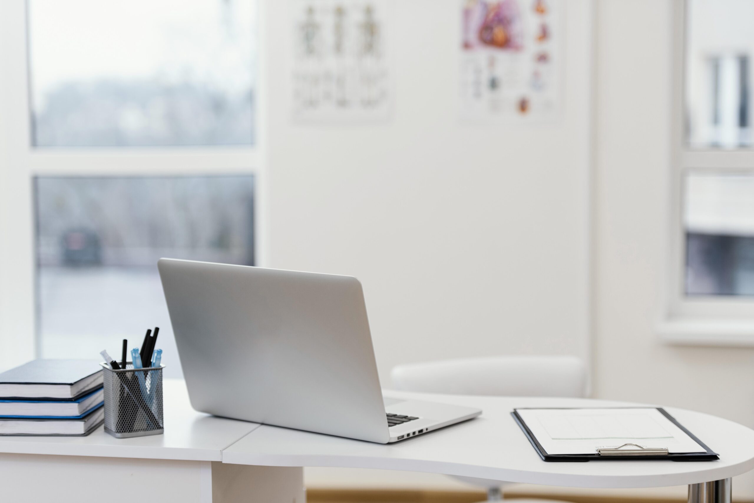 desk-arrangement-with-laptop